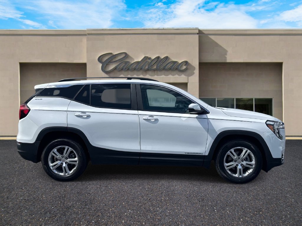 Used 2022 GMC Terrain SLE w/ Driver Convenience Package FWD image 2