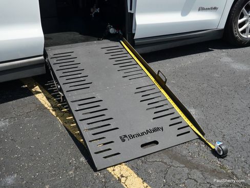 Used 2022 Chrysler Voyager LX image 12