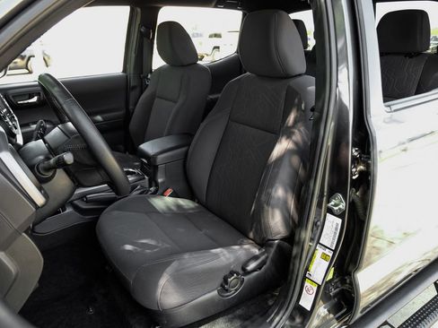 Used 2019 Toyota Tacoma TRD Sport w/ Technology Package image 8