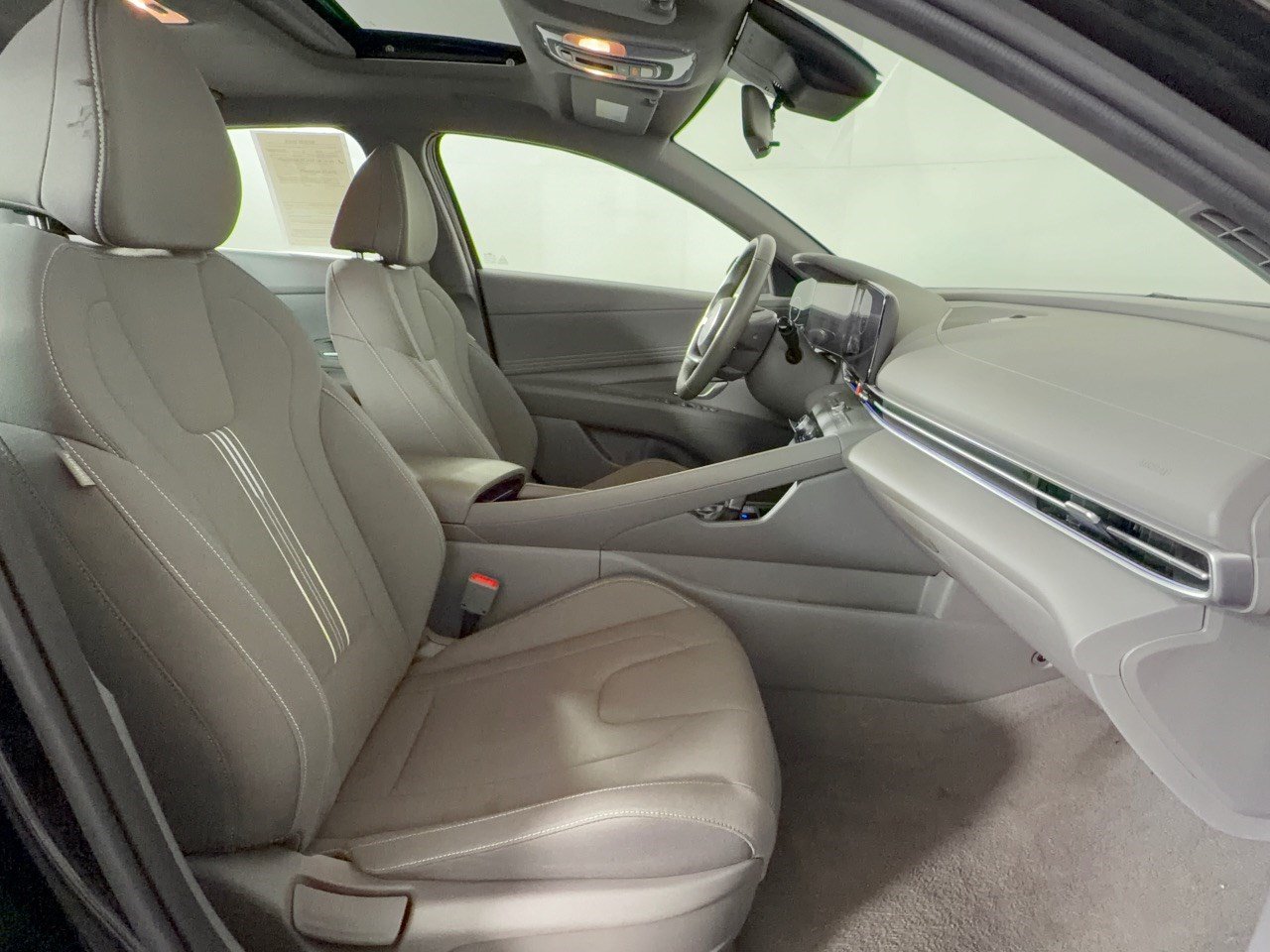 Used 2025 Hyundai Elantra SEL FWD image 30