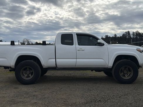 Used 2017 Toyota Tacoma TRD Sport AWD/4WD image 3