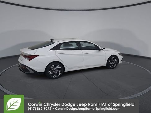 Used 2025 Hyundai Elantra Limited FWD image 14