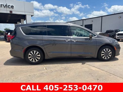 Used 2021 Chrysler Pacifica Touring-L FWD image 6