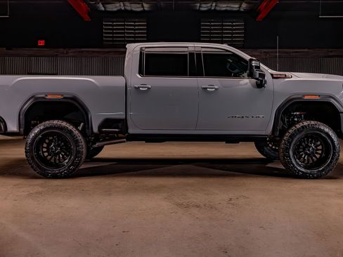 Used 2025 GMC Sierra 2500 AT4X AWD/4WD image 11