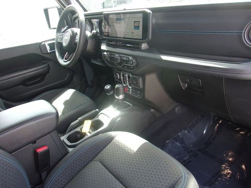 Used 2025 Jeep Wrangler Unlimited Rubicon 4xe w/ Convenience Group AWD/4WD image 13