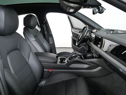 Certified 2025 Porsche Cayenne S image 24
