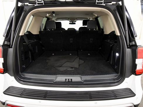 Used 2024 Ford Expedition XLT image 7