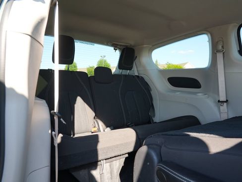 Used 2021 Chrysler Voyager L FWD image 28