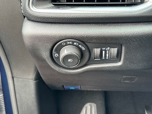 Used 2025 Chrysler Pacifica Limited FWD image 32