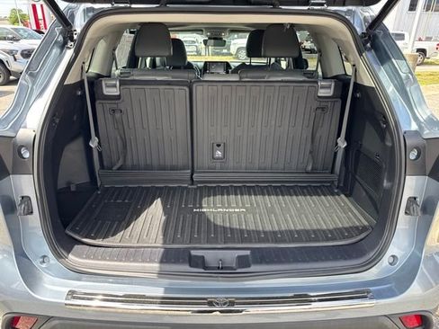 Used 2022 Toyota Highlander XLE AWD/4WD image 10