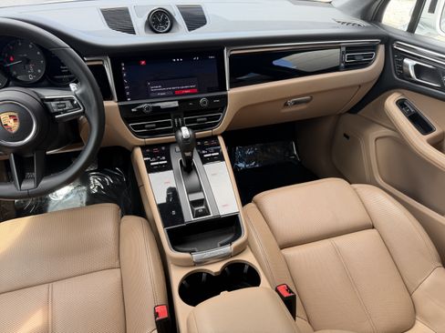 Certified 2024 Porsche Macan AWD/4WD image 18