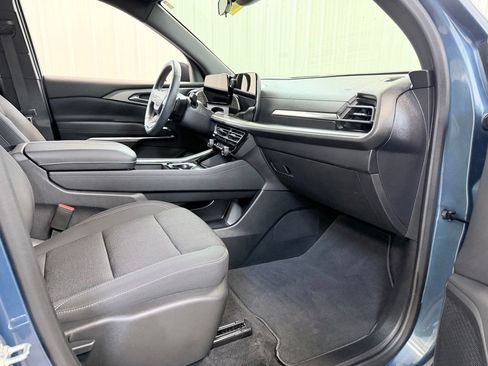 Used 2025 Chevrolet Traverse LT FWD image 39