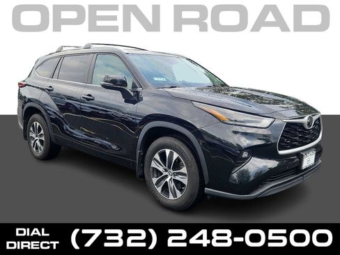 Used 2024 Toyota Highlander XLE AWD/4WD image 1
