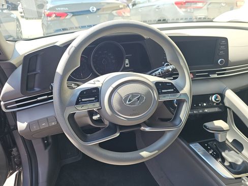 Used 2023 Hyundai Elantra SEL w/ Preferred Accessory Package FWD image 13