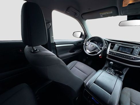 Used 2019 Toyota Highlander LE FWD image 25