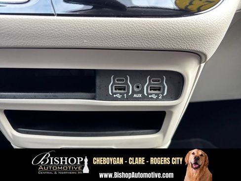 Used 2023 Chrysler Pacifica Touring-L FWD image 15