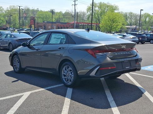 New 2026 Hyundai Elantra Hybrid w/ Cargo Package FWD image 4