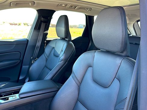 Used 2023 Volvo XC60 B5 Plus w/ Protection Package Premier image 14