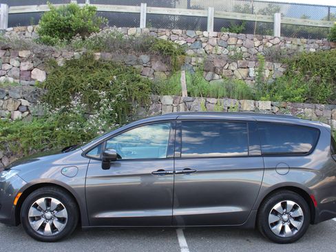Used 2018 Chrysler Pacifica Limited w/ Advanced Safetytec Group FWD image 6