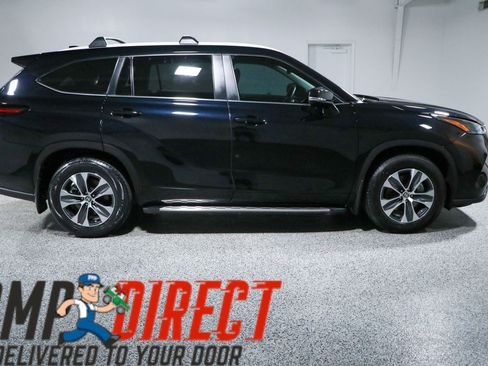 Used 2024 Toyota Highlander XLE FWD image 6