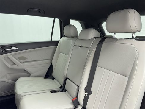 Used 2022 Volkswagen Tiguan SE R-Line image 40