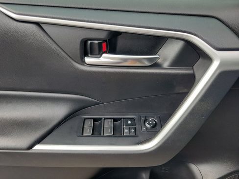 Used 2022 Toyota RAV4 XLE Premium FWD image 9