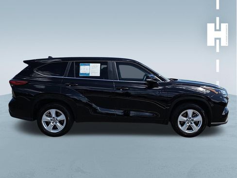Used 2023 Toyota Highlander L FWD image 3
