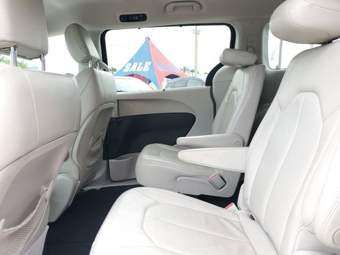 Used 2018 Chrysler Pacifica Touring-L FWD image 9
