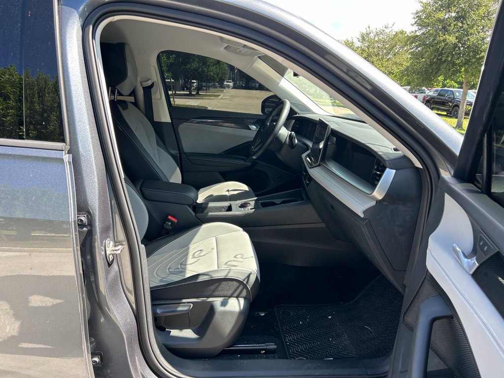Certified 2025 Volkswagen Tiguan SE FWD image 41