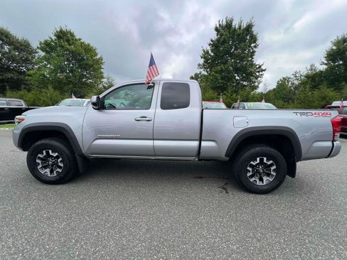 Used 2016 Toyota Tacoma TRD Off-Road w/ Premium & Technology Package AWD/4WD image 5