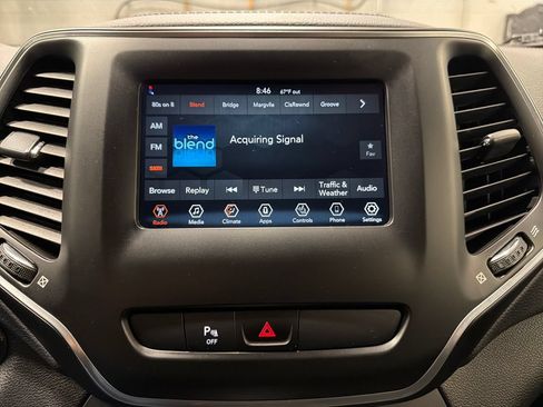 Used 2020 Jeep Cherokee Latitude Plus w/ Cold Weather Group AWD/4WD image 6