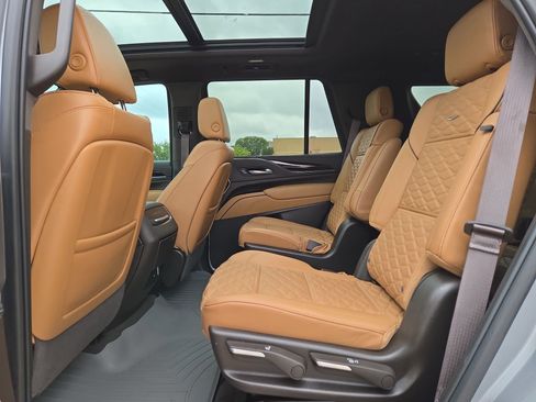Used 2023 Cadillac Escalade Premium Luxury AWD/4WD image 13