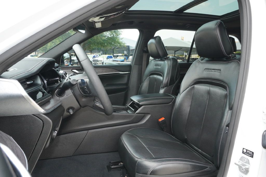 Used 2023 Jeep Grand Cherokee Overland RWD image 27