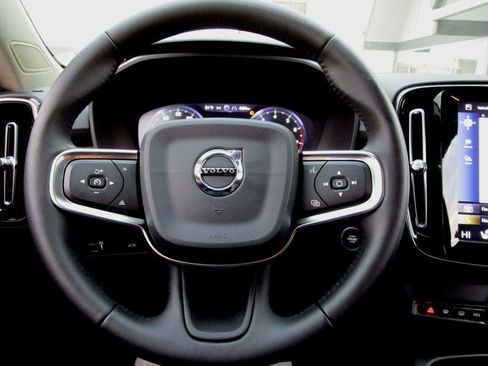 Used 2020 Volvo XC40 T5 Momentum w/ Protection Package Premier image 20