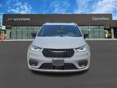 Used 2025 Chrysler Pacifica Limited FWD image 2
