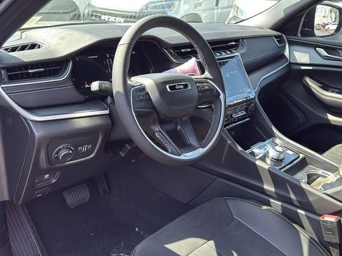 New 2025 Jeep Grand Cherokee Altitude image 17
