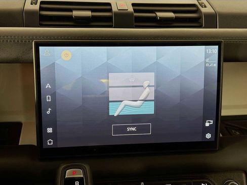 Used 2025 Land Rover Defender 90 X-Dynamic SE image 17