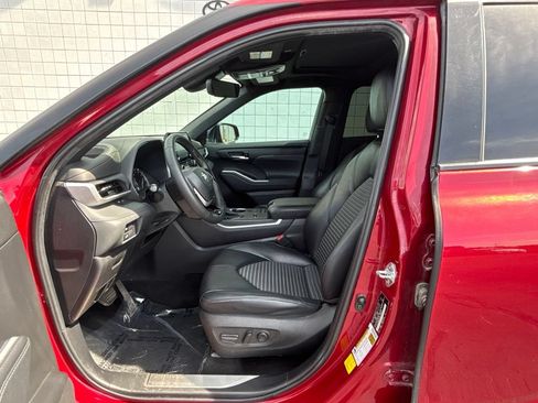 Used 2022 Toyota Highlander XSE FWD image 3