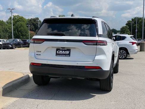 Used 2023 Jeep Grand Cherokee Altitude AWD/4WD image 8