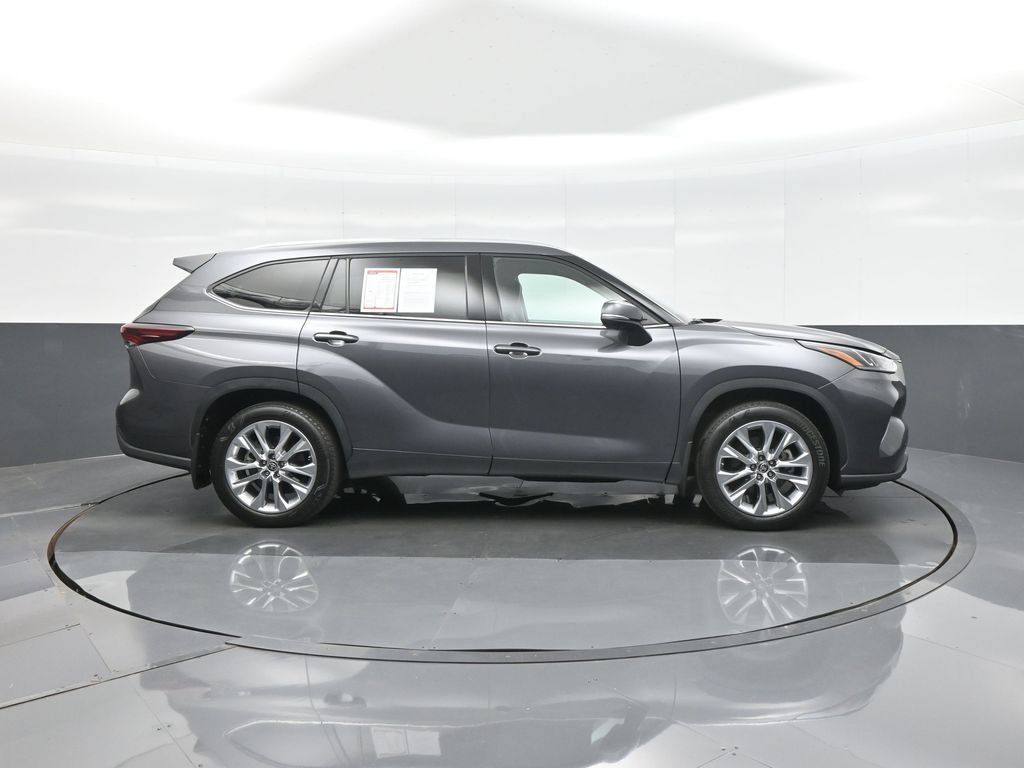 Certified 2024 Toyota Highlander Limited AWD/4WD image 8