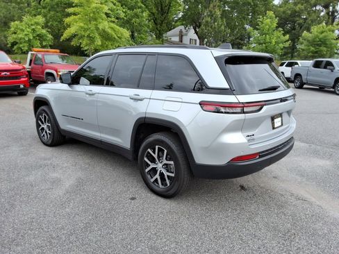 Used 2025 Jeep Grand Cherokee Altitude AWD/4WD image 7