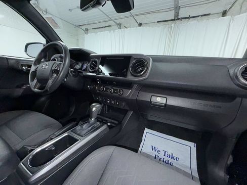 Used 2018 Toyota Tacoma TRD Off-Road w/ Technology Package AWD/4WD image 18