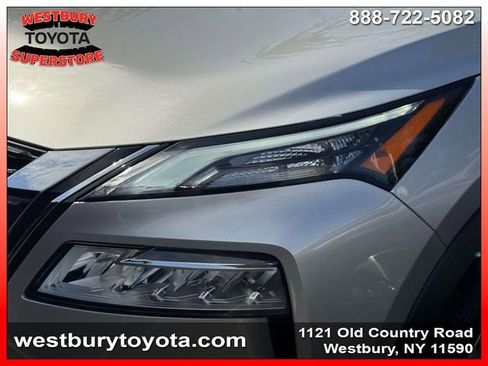 Used 2023 Nissan Rogue SV w/ SV Premium B Package image 5