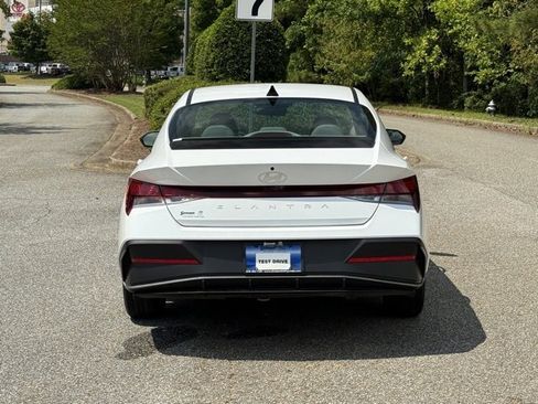 Used 2024 Hyundai Elantra SEL image 4