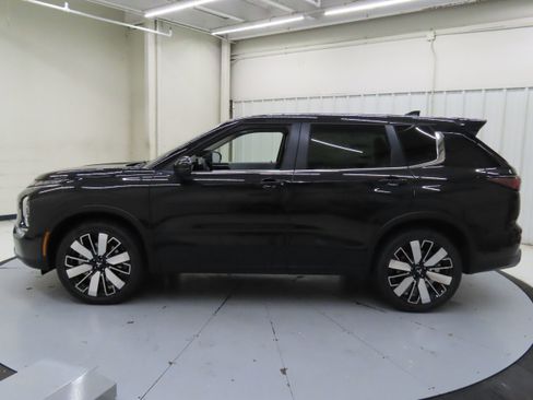 New 2025 Mitsubishi Outlander SE image 6