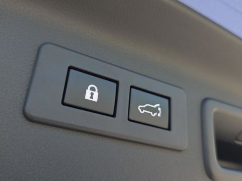 Used 2025 Subaru Forester Premium image 19