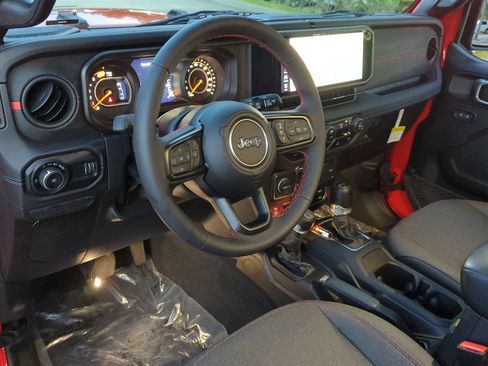 Used 2024 Jeep Wrangler Unlimited Rubicon AWD/4WD image 10