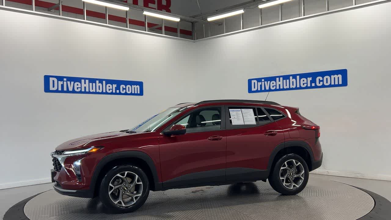 Used 2025 Chevrolet Trax LT FWD image 7
