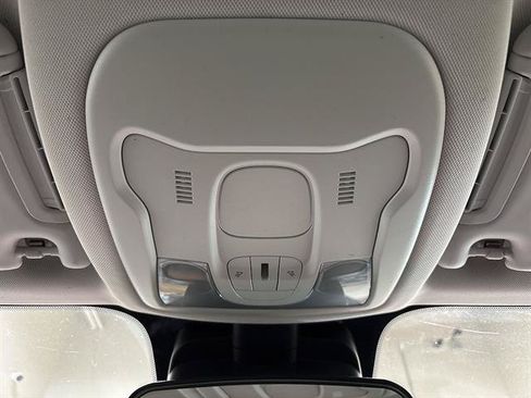Used 2019 Jeep Renegade Latitude w/ Cold Weather Group AWD/4WD image 15
