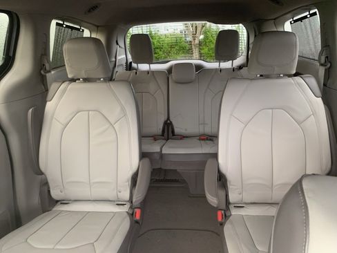 Used 2017 Chrysler Pacifica Touring-L image 23